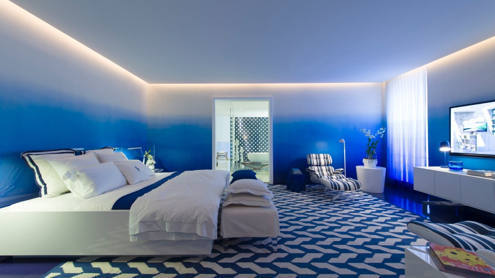 Красивые синие комнаты. Синий потолок. Спальня в синих тонах. Спальня в сине белых тонах. Синие стены в спальне.