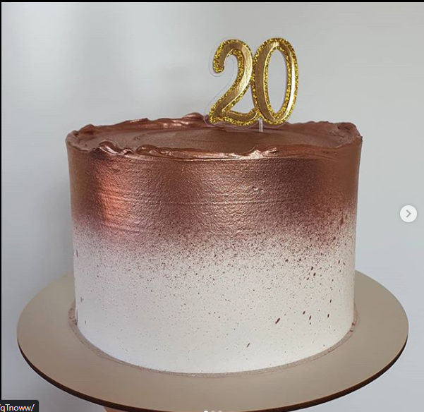 O Bolo De Aniversário Tem 18 Anos Velho Foto de Stock - Imagem de velho,  fundo: 120994654