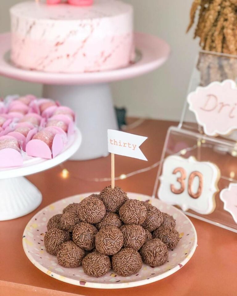 DECORAÇÃO PARA FESTA DE 30 ANOS → 70 Ideias e Dicas Simples